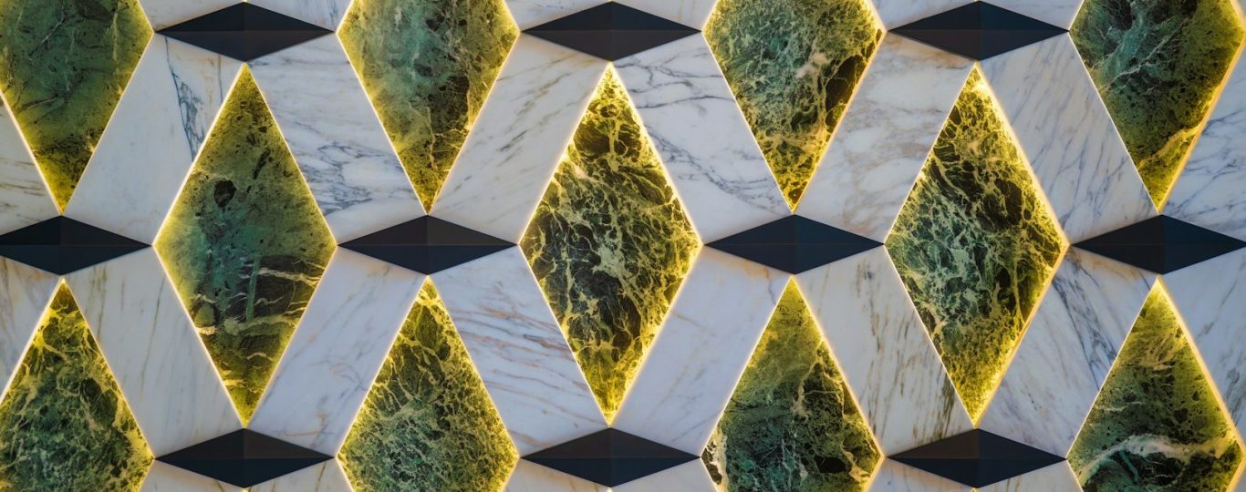 Langer, heller Flur mit Fenstern und Pflanzen entlang der Wände.