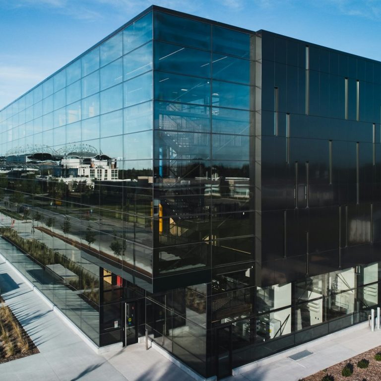 Modernes Gebäude mit großer Glasfassade und minimalistischem Design.