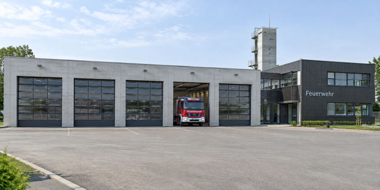 Feuerwehr Feuerwehrgebäude mit Einfahrtstoren und Nebengebäude